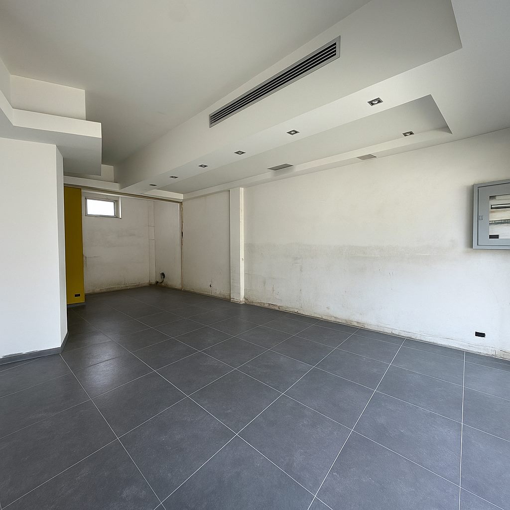 Locale commerciale con tre vetrine in via Michele Pira — foto 3 di 11