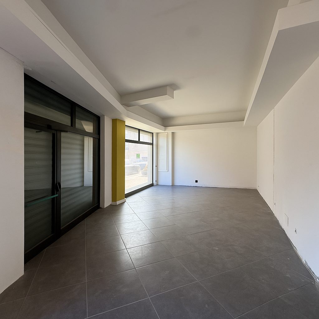 Locale commerciale con tre vetrine in via Michele Pira — foto 4 di 11