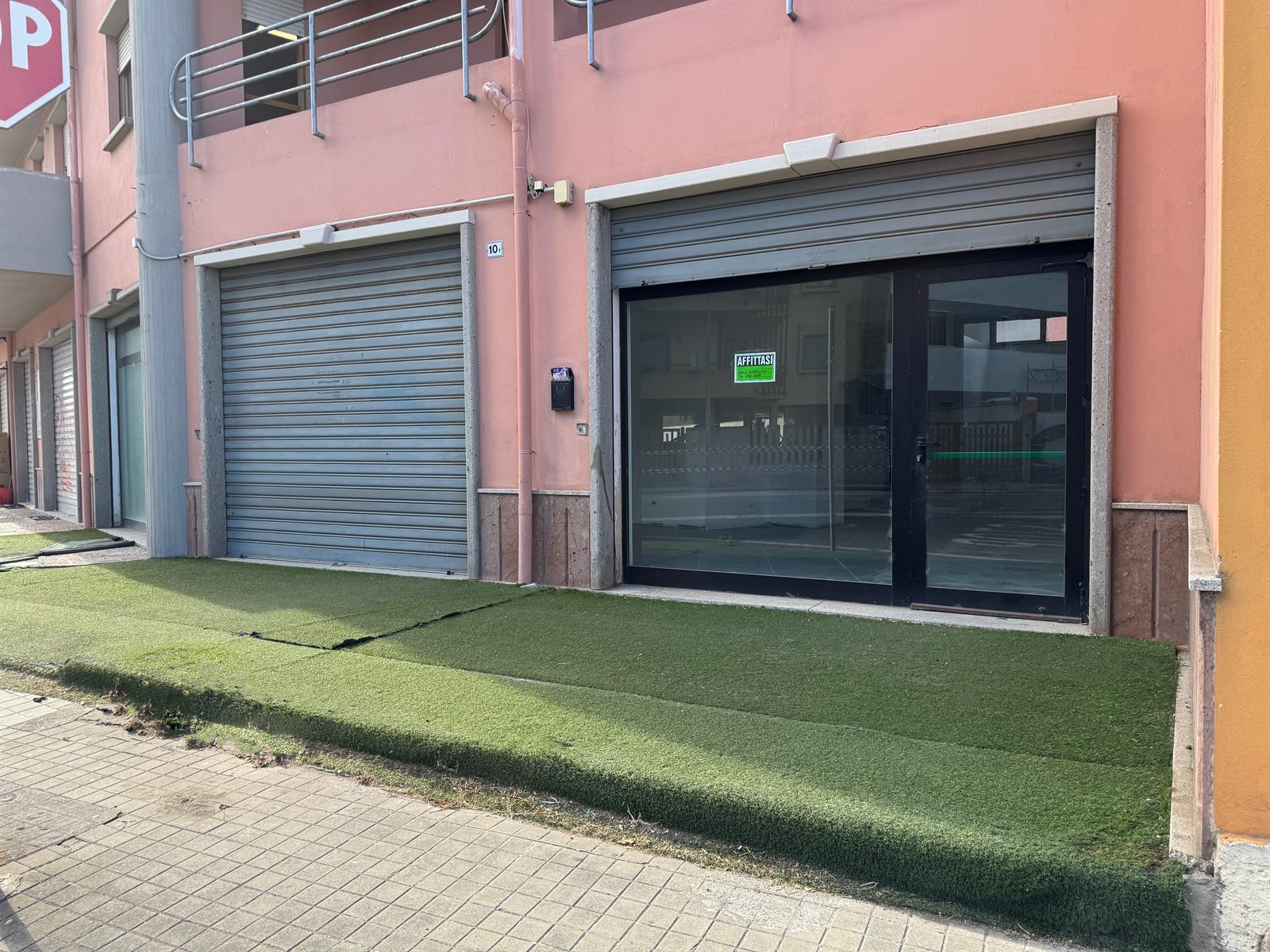 Locale commerciale con tre vetrine in via Michele Pira