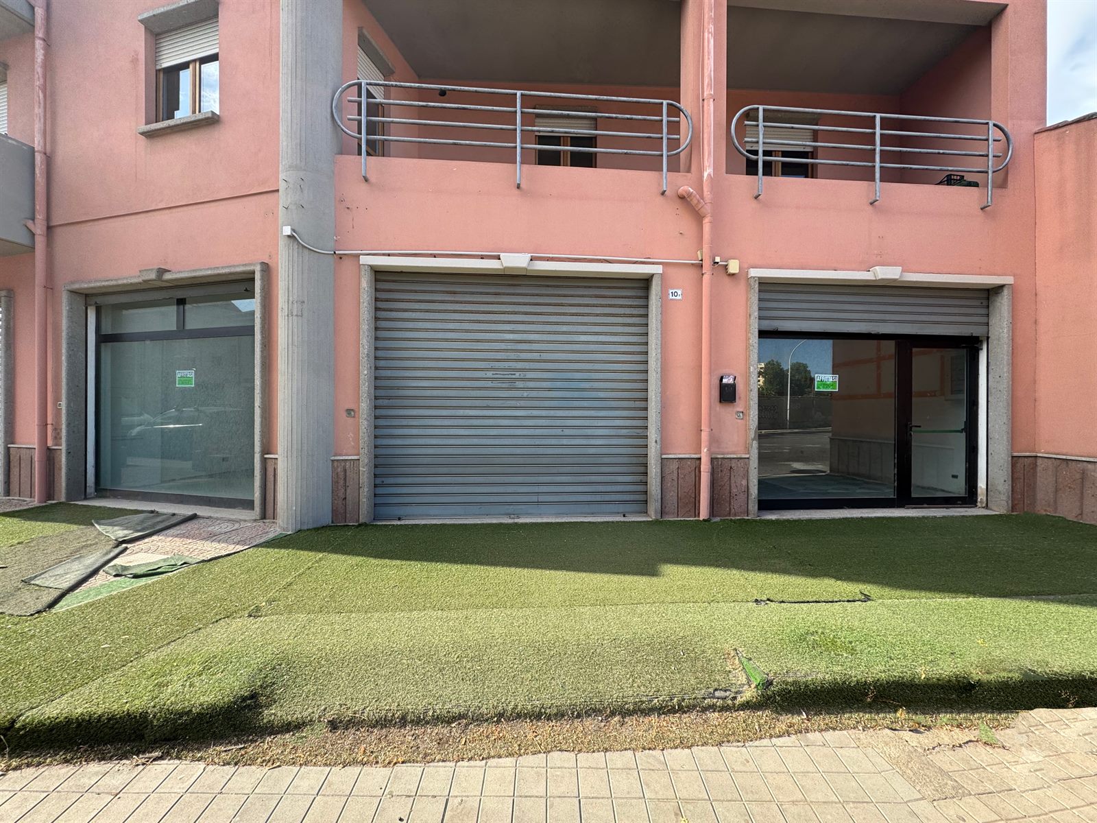 Locale commerciale con tre vetrine in via Michele Pira — foto 5 di 11