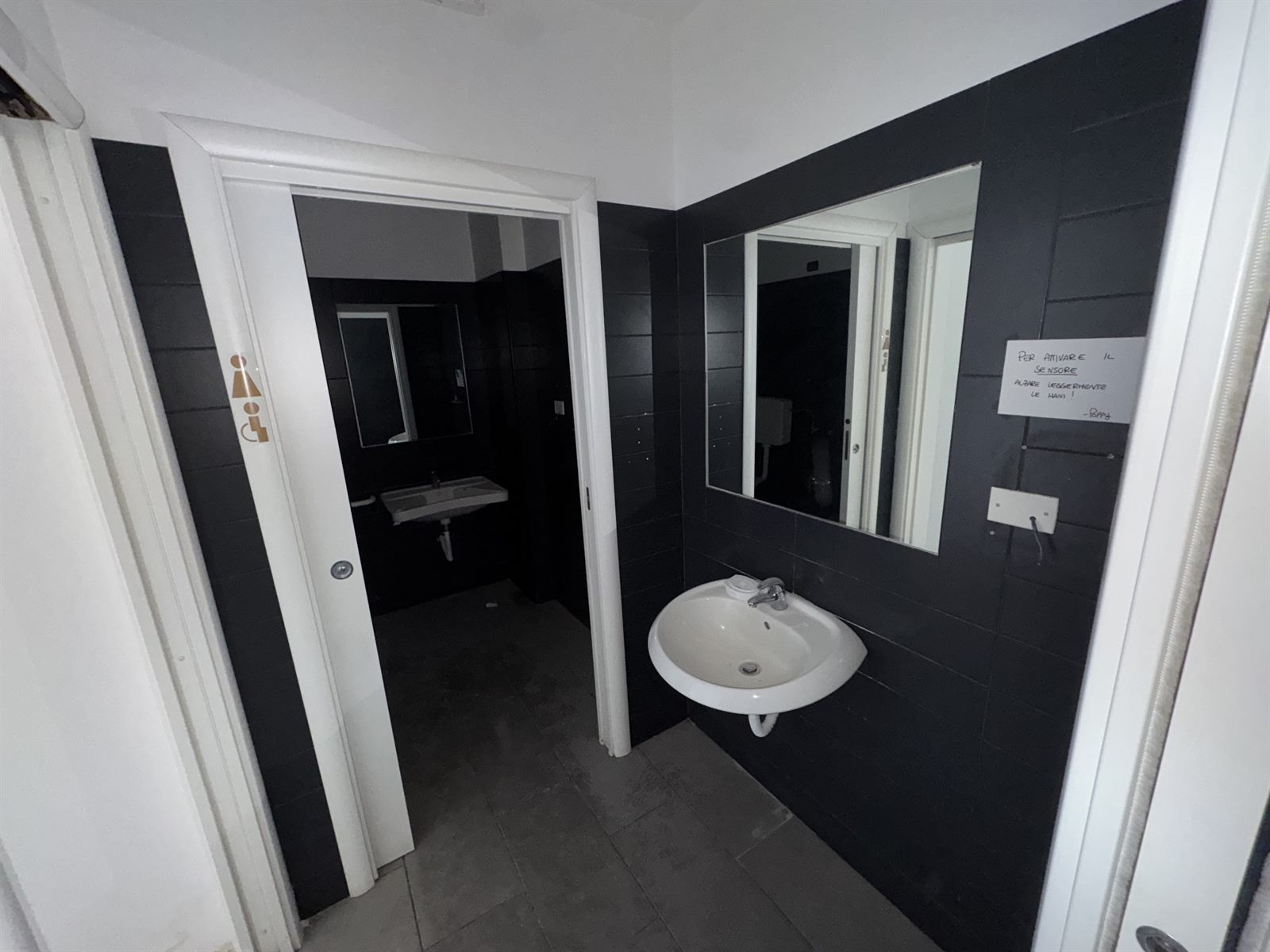 Locale commerciale con tre vetrine in via Michele Pira — foto 6 di 11
