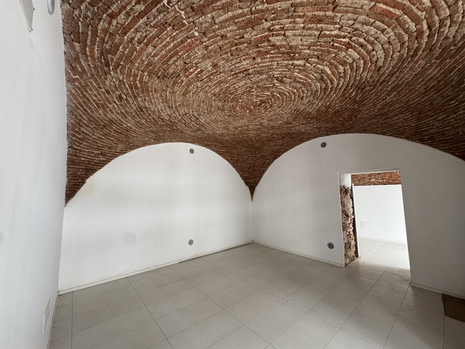 Negozio ristrutturato con volte in pietra, Corso Umberto — foto 2 di 8