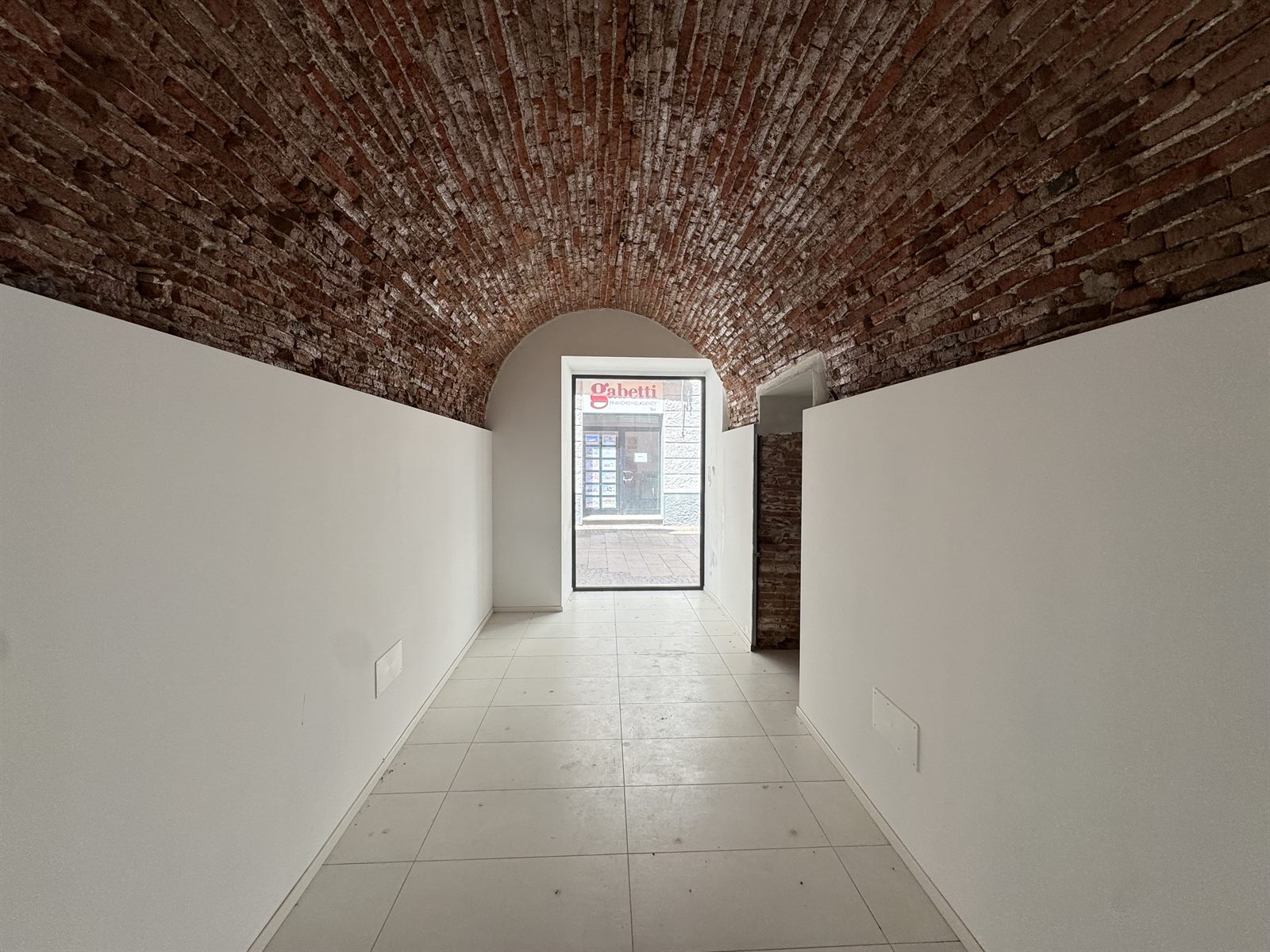 Negozio ristrutturato con volte in pietra, Corso Umberto — foto 3 di 8