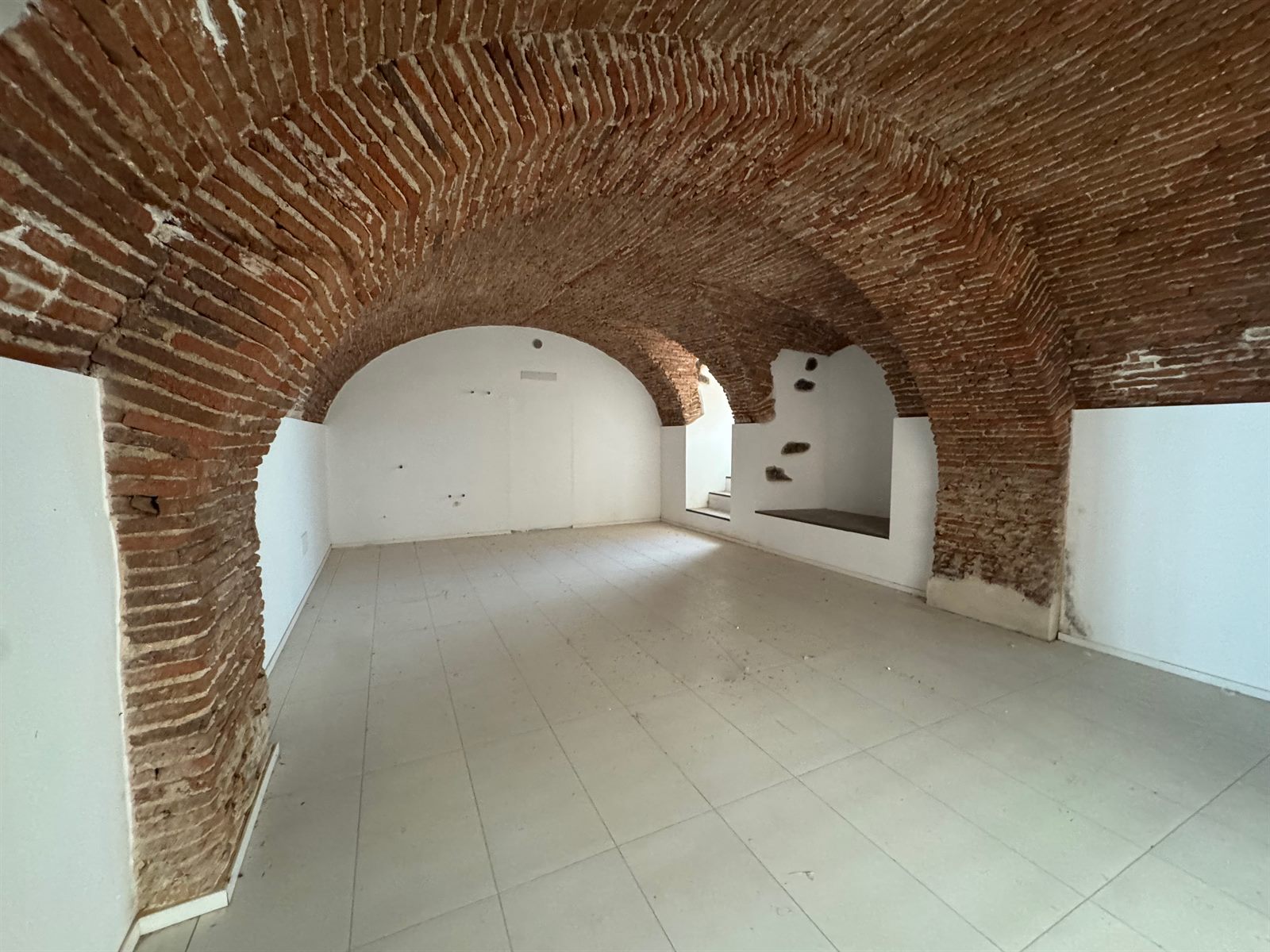 Negozio ristrutturato con volte in pietra, Corso Umberto — foto 4 di 8