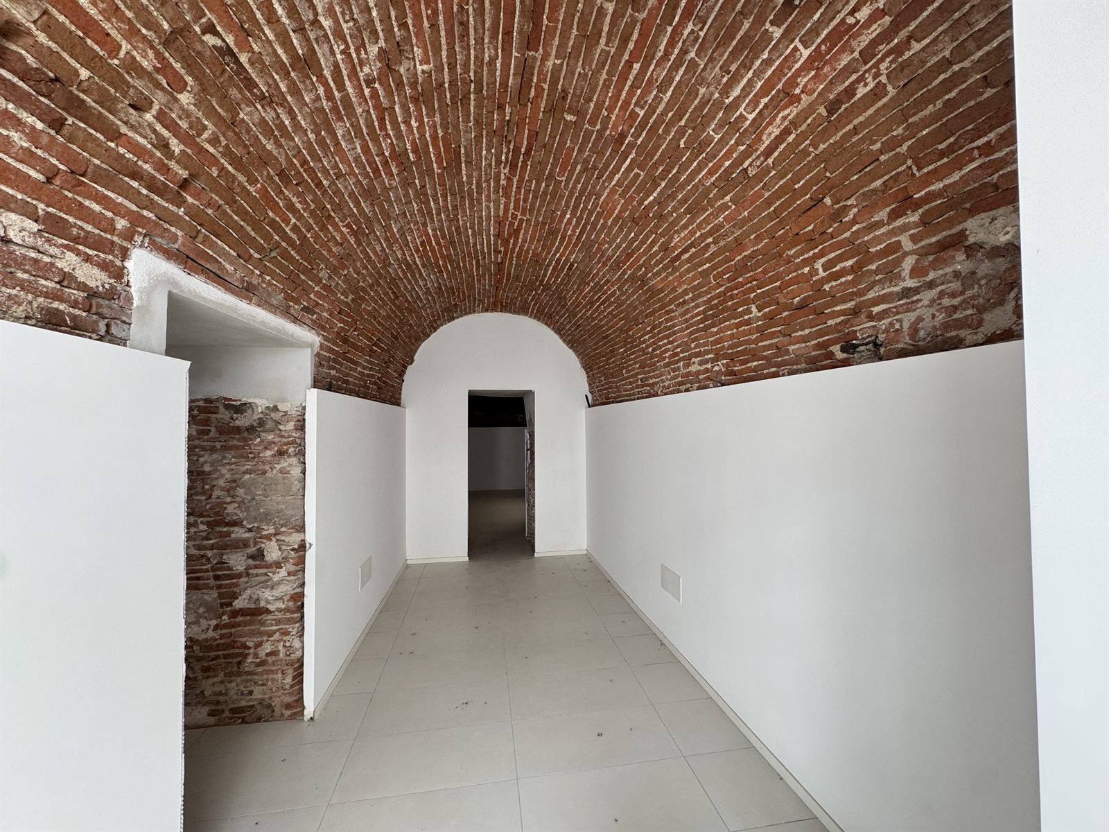 Negozio ristrutturato con volte in pietra, Corso Umberto — foto 5 di 8
