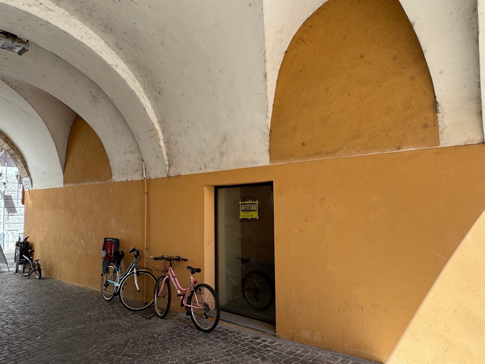 Negozio ristrutturato con volte in pietra, Corso Umberto — foto 7 di 8